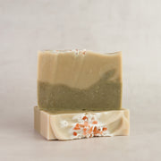 Jabón artesanal de sal de mar Himalaya y Mar, dos capas verdes con cristales de sal rosa del Himalaya – Snooty Soaps