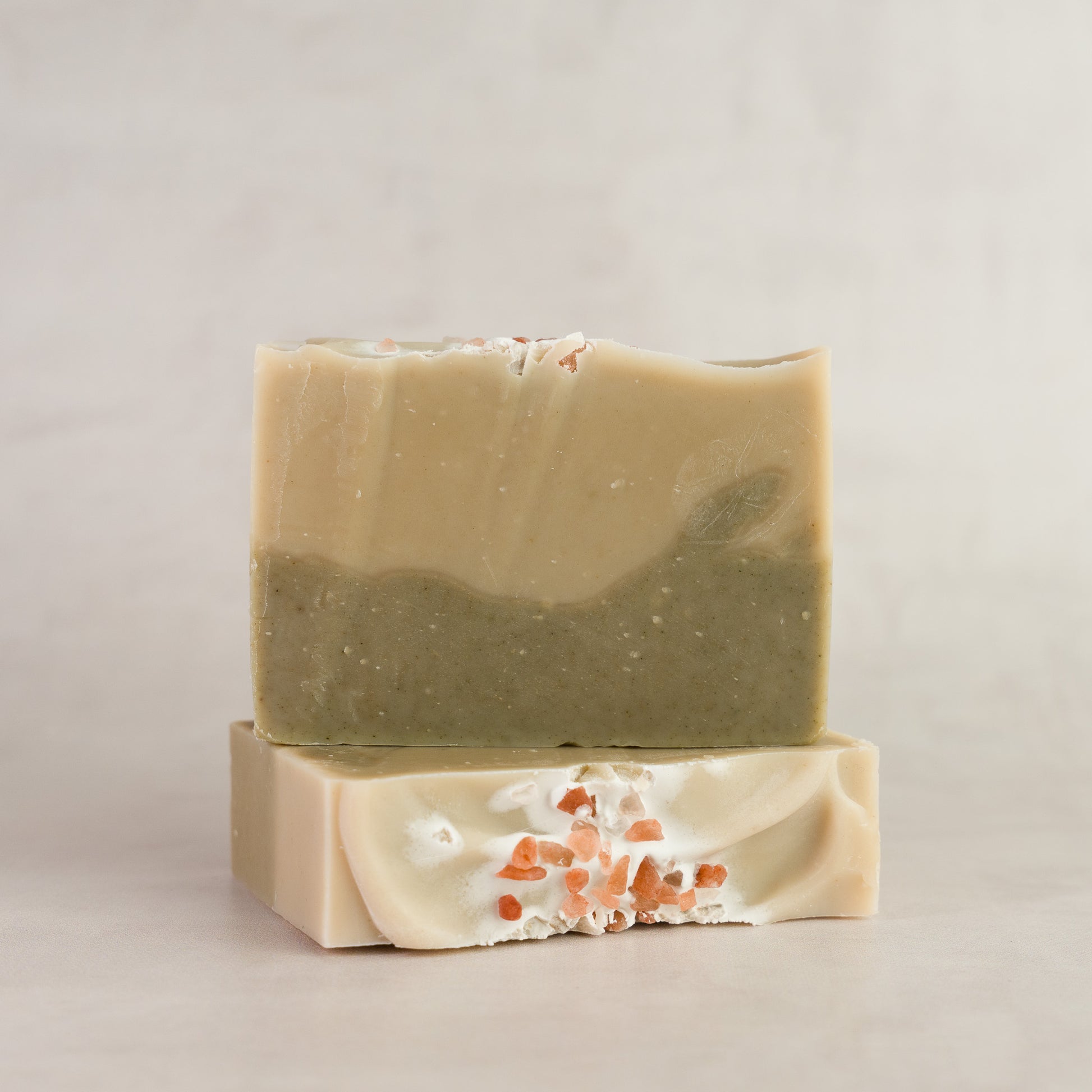 Jabón artesanal de sal de mar Himalaya y Mar, dos capas verdes con cristales de sal rosa del Himalaya – Snooty Soaps