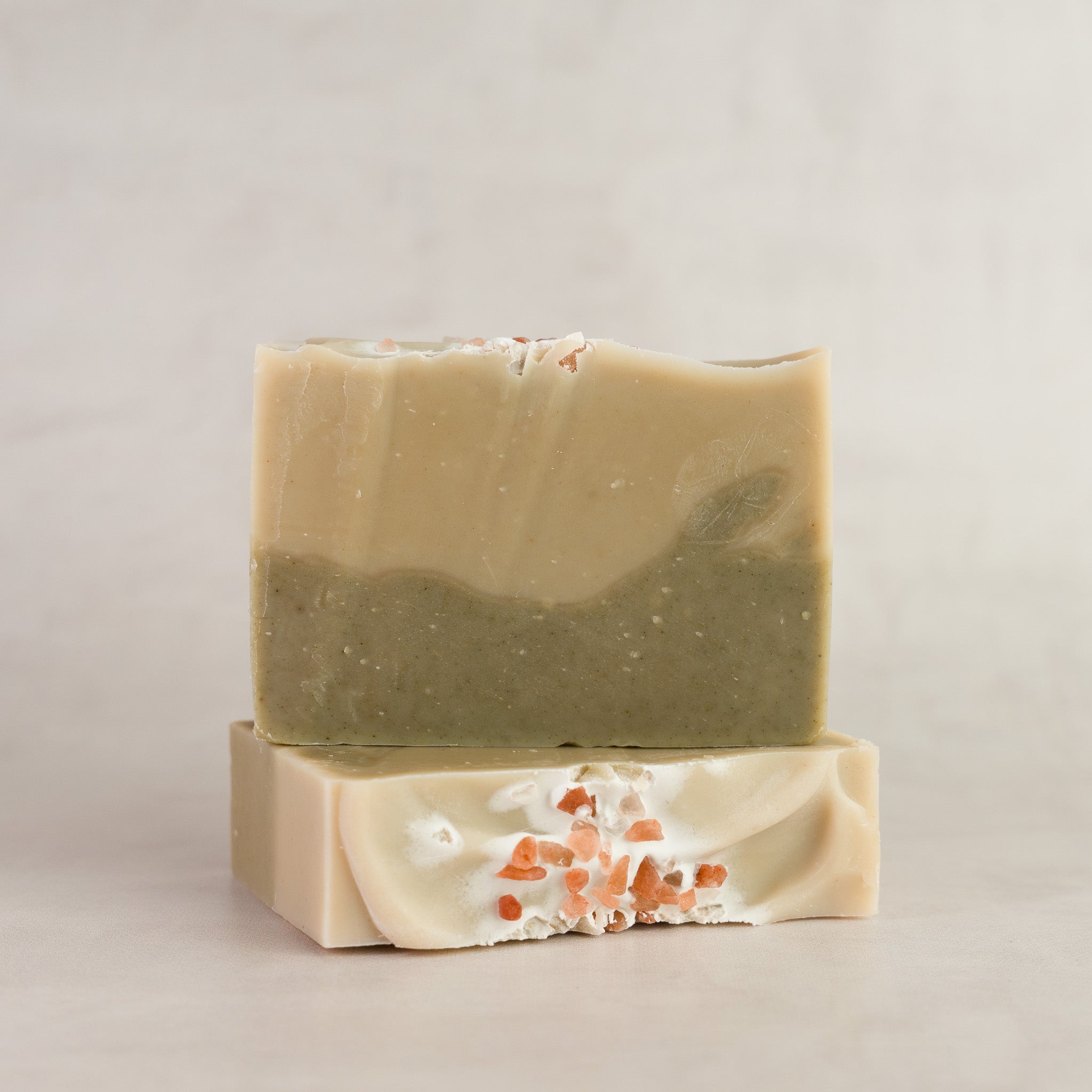 Jabón artesanal de sal de mar Himalaya y Mar, dos capas verdes con cristales de sal rosa del Himalaya – Snooty Soaps