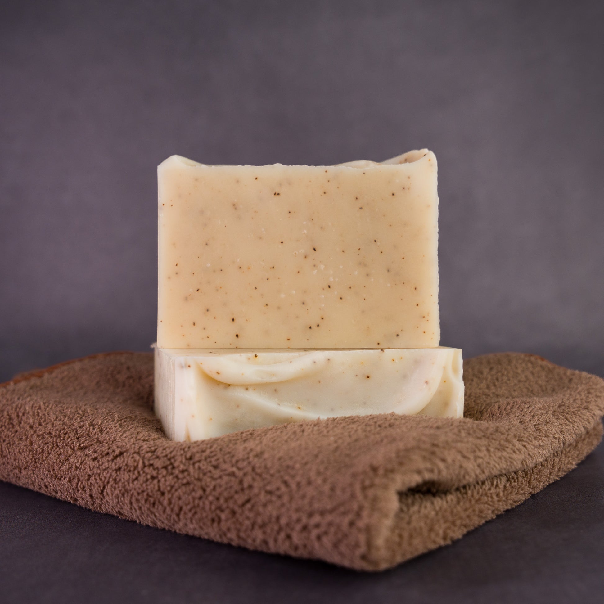 Jabón artesanal exfoliante de café Rincón del Café con posos de café – vista 4