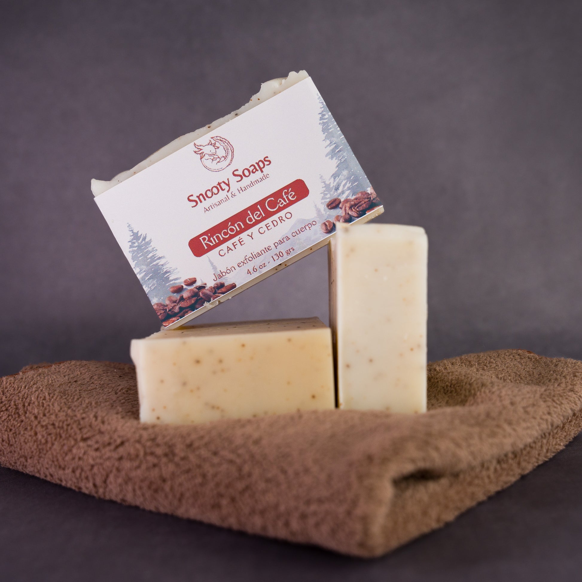 Jabón artesanal exfoliante de café Rincón del Café con posos de café – vista 5