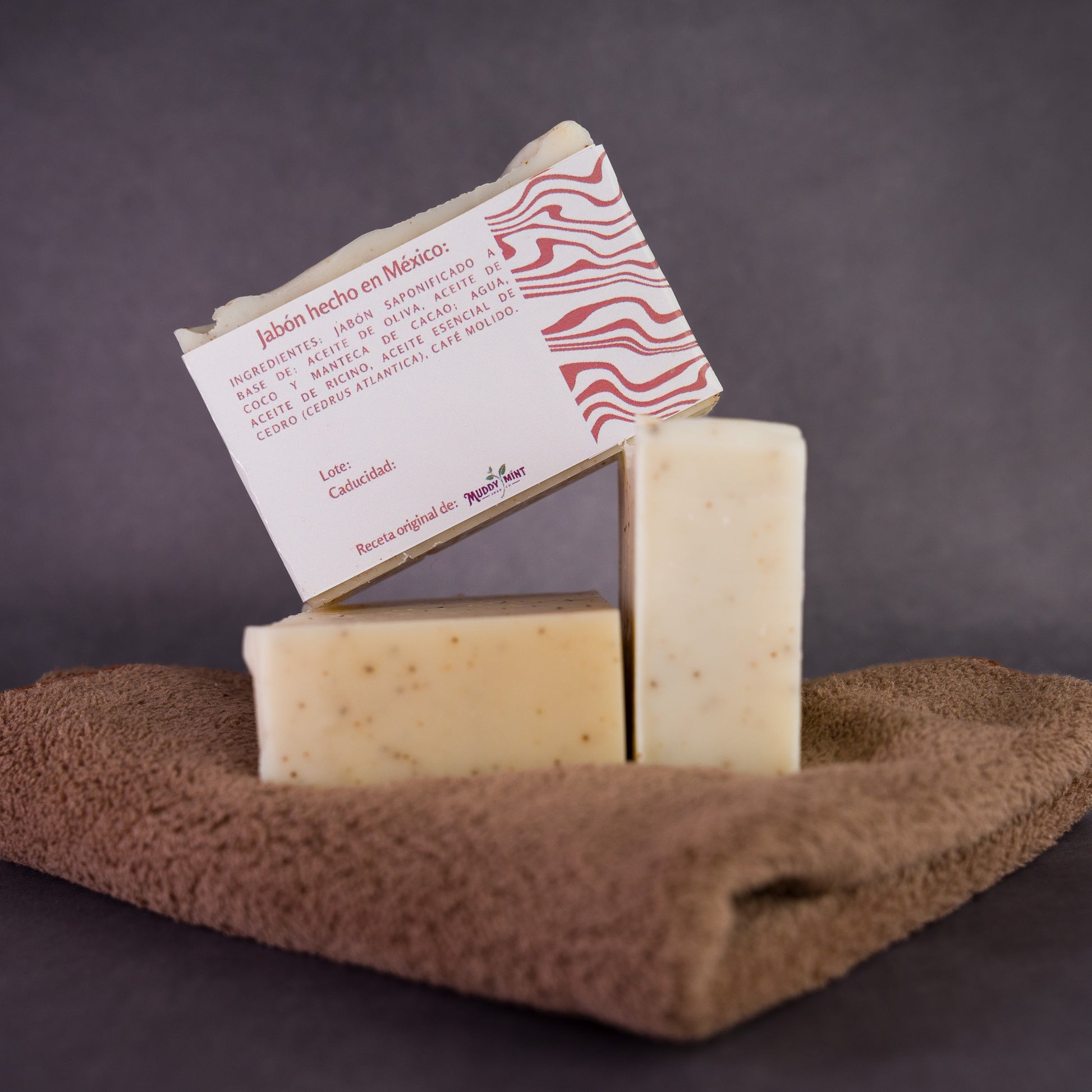 Jabón artesanal exfoliante de café Rincón del Café con posos de café – vista 6